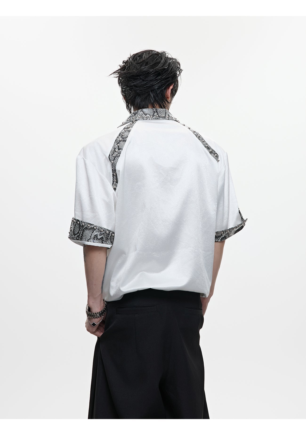 A Niche Snake Patterned Leather Patchwork Shirt With Metal Rivet Design For A Cool Cardigan